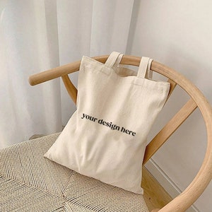 キャンバストートバッグのモックアップ、ミニマリストスタイル（JPG および Photoshop ファイル）