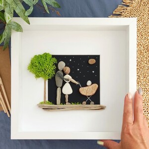 Een familiesouvenir, een cadeau voor de geboorte van een kind. Een cadeau voor moeder, voor ouders. Kiezelkunst. Familie. Doop cadeau. Babyshower.
