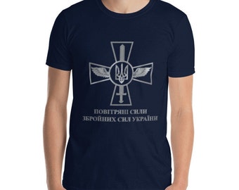 Könnte beinhalten: Marineblaues T-Shirt mit einem silbernen Emblem eines Kreuzes mit einem Schwert und dem ukrainischen Dreizack. Der Text "Повітряні сили Збройних сил України" ist unter dem Emblem aufgedruckt.