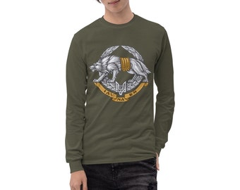 Könnte beinhalten: Ein grünes Langarmshirt mit einem weißen Wolf-Motiv. Der Wolf trägt eine goldene Kette und ist von einem Lorbeerkranz umgeben. Der Text "IAV NA BH" ist auf einem goldenen Band unter dem Wolf geschrieben.