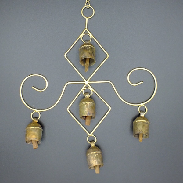 Carillon à vent en forme de lustre revêtu de cuivre fait à la main avec des cloches suspendues.