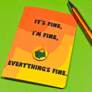 "It's Fine, I'm fine, everything's fine" Karte mit entfernbarem ""Dumster Fire"" Abzeichen."