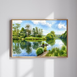 Può includere: Un dipinto paesaggistico ad acquerello incorniciato che raffigura un fiume calmo che riflette alberi verdi e rigogliose rive erbose sotto un cielo azzurro brillante con nuvole bianche. La scena presenta un fitto fogliame e vegetazione.