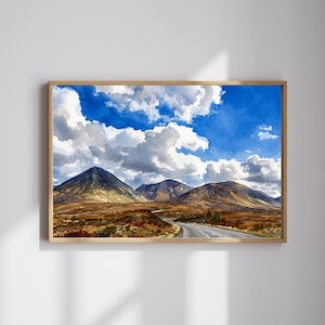 Könnte beinhalten: Aquarell-Kunstdruck einer Berglandschaft unter einem strahlend blauen Himmel mit flauschigen weißen Wolken. Eine Straße schlängelt sich durch den Vordergrund, eingerahmt in Naturholz. Das Kunstwerk vermittelt Ruhe und natürliche Schönheit.