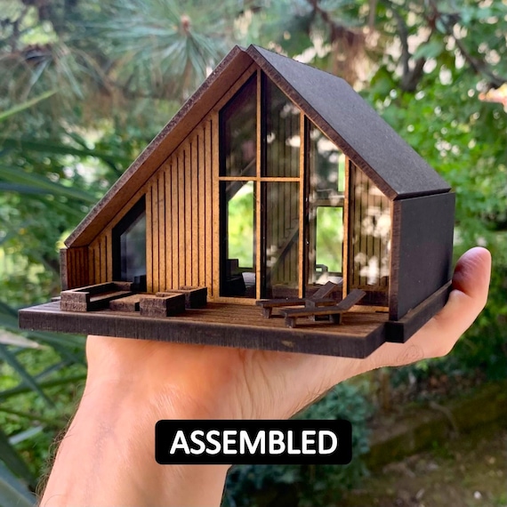 Décor Maquette Maison En Bois Avec Multiples Fenêtres - Pour Réseau De Train - Fait Main - Occasion