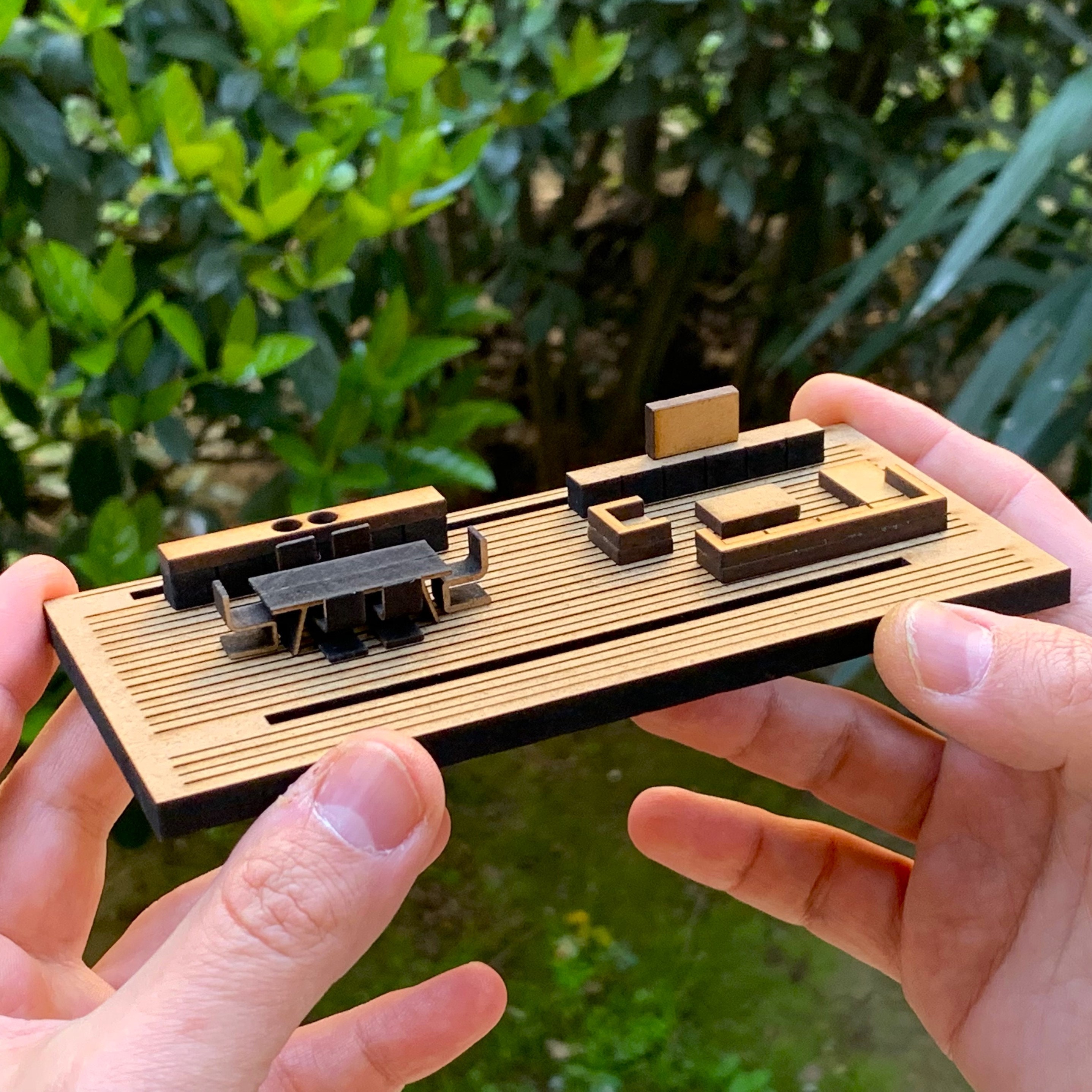 Miniatur-Mikrofon Mit Ständer 1:12 – 90 X 18 Mm – Realistisches Zubehör Für Puppenhaus & Diorama – Schwarz
