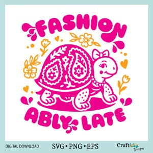 Puede incluir: Diseño gráfico rosa y blanco con una tortuga con caparazón de cachemira, un lazo y un collar de perlas. Las palabras "FASHIONABLY LATE" son rosas, con pequeñas flores y corazones naranjas. Descarga digital.