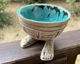 ローマのサンダルの足と古代ローマのパターンを備えた陶器のボウル - ユニークな装飾ボウル