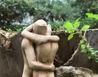 Rzeźba zakochanych, mała figurka, przytulająca się para z nagim wyglądem, prezent rocznicowy, romantyczny prezent dla żony