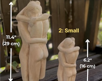 Ceramiczna rzeźba pary lesbijek: ręcznie robiona figurka przytulających się osób – prezent walentynkowy
