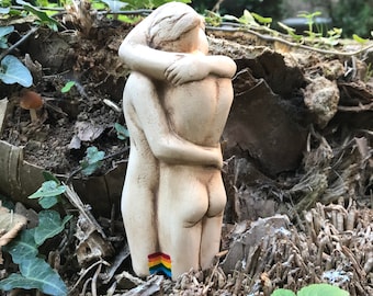 レズビアンカップルの像 - 抱き合うカップルの陶器彫刻、LGBTQギフト