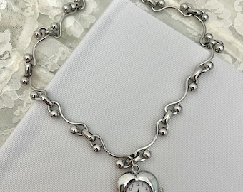 Collar con colgante de reloj de corazón vintage