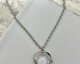 Collar con colgante de reloj de corazón vintage