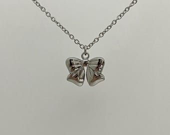 上品なリボン ボウ チャーム シルバー ネックレス - リボン ボウ