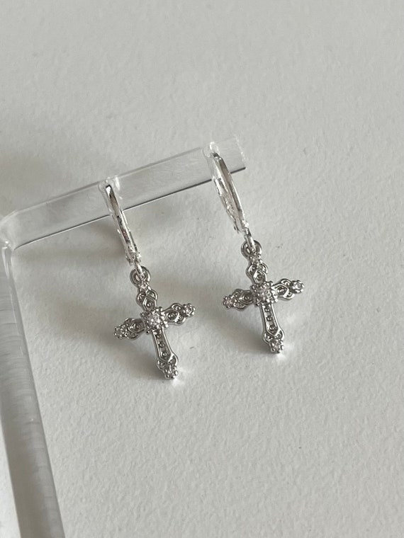 Boucles D'oreilles Créoles Pendantes - Croix Baroque - Plaqué Or 18 Carats - Zircon - Neuf étiqueté