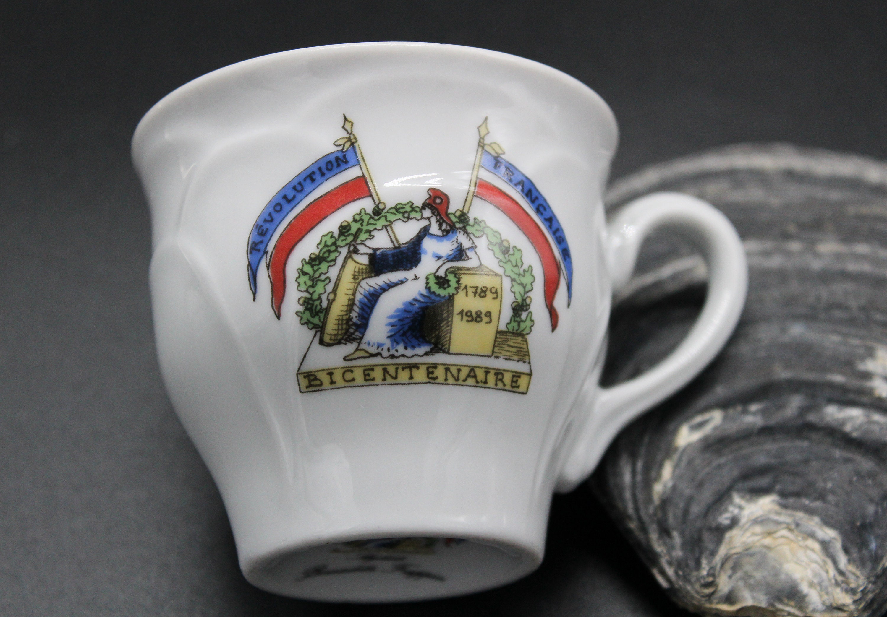 Duo Tasses Et Sous-tasses Apilco – Céramique Blanche – Décor Bicentenaire Révolution – Occasion