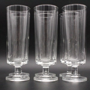 Puede incluir: Juego de seis vasos de beber de vidrio transparente con tallo corto y base ancha.
