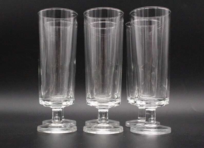 Puede incluir: Juego de seis vasos de beber de vidrio transparente con tallo corto y base ancha.