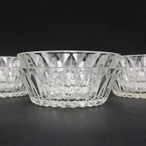 Puede incluir: Juego de cuatro cuencos de vidrio transparente con un patrón de diamante. Los cuencos están apilados uno encima del otro.