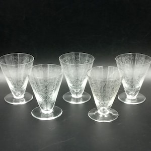 5 konische GLÄSER mit Vintage-Arabeskenmuster, transparentes Pressglas