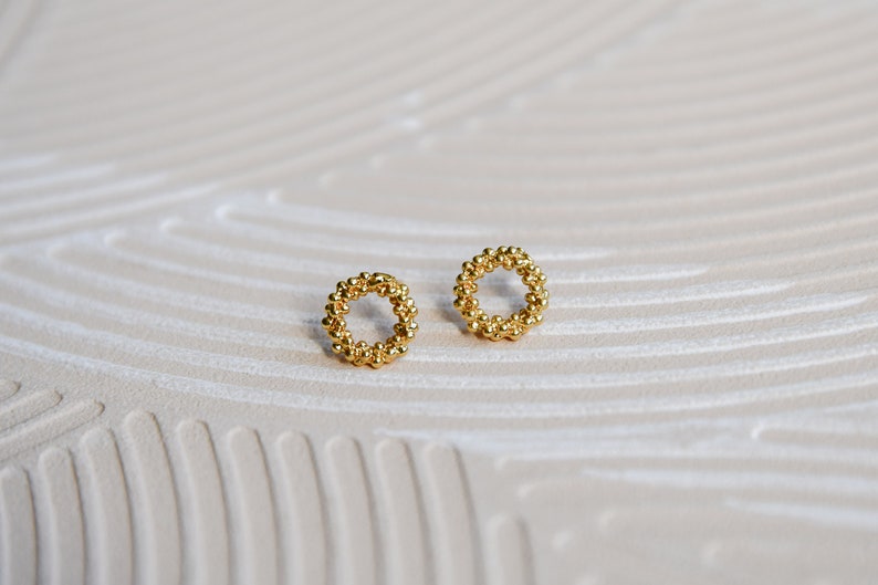 Gold Plated Earrings, BELLS, Studs, Modern, Tiny Bar, Stecker, Ohrring, geometrisch, minimal, Hochzeit, festlich Bild 1