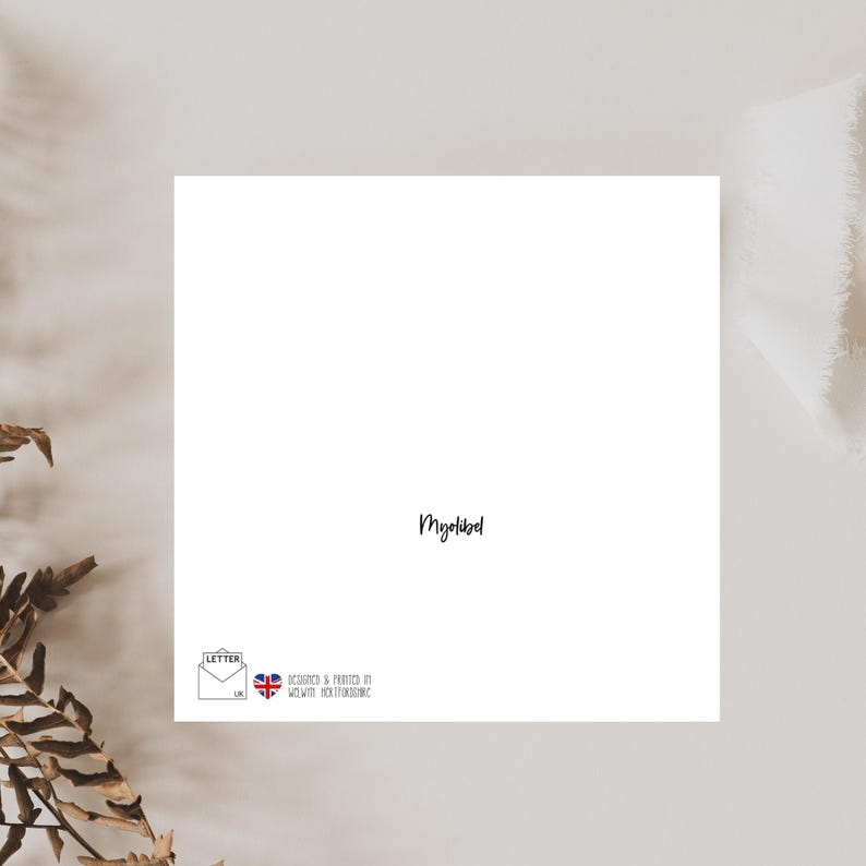 Op de afbeelding: Een witte kaart met het woord "Myloked" in zwarte cursieve letters. De kaart heeft een klein logo in de linkerbenedenhoek met de tekst "Letter UK" met een hartje en een Britse vlag.