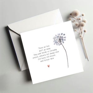 Op de afbeelding: Een witte kaart met een aquarel-illustratie van een paardenbloem en een gedicht dat luidt: "Degenen van wie we houden, gaan niet weg ze lopen elke dag naast ons onzichtbaar, ongehoord, maar altijd dichtbij nog steeds geliefd, nog steeds gemist en voor altijd dierbaar"