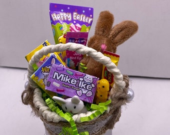 1/6 Easter Basket w/treats, elf prop, mini Easter basket for 11” thru 14” dolls, Byers Carolers, 11.5” doll, 12” dolls and action figures