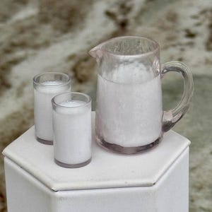Lait 1:6 avec pichet pour poupées, accessoire de lutin, lait pour poupée à l'échelle du jeu, poupée 10", poupée 11,5", poupée 12", mini faux lait pour poupées, accessoire de lait à l'échelle 1/6