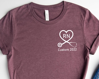 Personalisiertes Krankenschwester-T-Shirt, Stethoskop-Logo, RN-Abschlussgeschenk