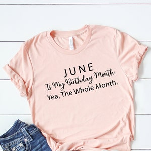 Puede incluir: Una camiseta rosa con el texto "JUNE Is My Birthday Month. Yea, The Whole Month." impreso en negro.