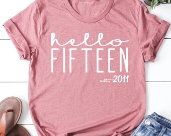 Hello Fifteen T-shirt: Cadeau voor de 15e verjaardag van tienermeisjes, vijftiende verjaardag, opgericht in 2011