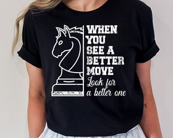 Può includere: Maglietta nera con una grafica bianca di un cavallo degli scacchi e il testo "When you see a better move, look for a better one."