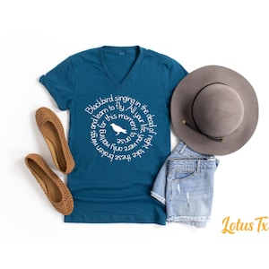 Camisa Blackbird Singing in the Night, Camiseta Beatles Lyrics, Regalo perfecto para amantes de la música, Camisa de música para mujer imagen 3
