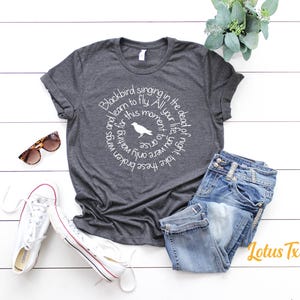 Camisa Blackbird Singing in the Night, Camiseta Beatles Lyrics, Regalo perfecto para amantes de la música, Camisa de música para mujer imagen 2