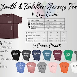 K&ouml;nnte beinhalten: Gr&ouml;&szlig;entabelle f&uuml;r Jugend- und Kleinkind-Jersey-Shirts. Die Tabelle zeigt die Gr&ouml;&szlig;en in Zoll und die entsprechenden Altersgruppen. Das Material ist 100 % Baumwolle f&uuml;r unifarbene Farben und 52 % Baumwolle, 48 % Polyester f&uuml;r melierte Farben. Die Tabelle enth&auml;lt auch eine Farbkarte mit verschiedenen Farben, darunter Schwarz, Marine, Teal, Maroon, Kellygr&uuml;n, Vintage-Camo, Columbia-Blau, Mauve, Hellgrau, Pink, Orange und Wei&szlig;.