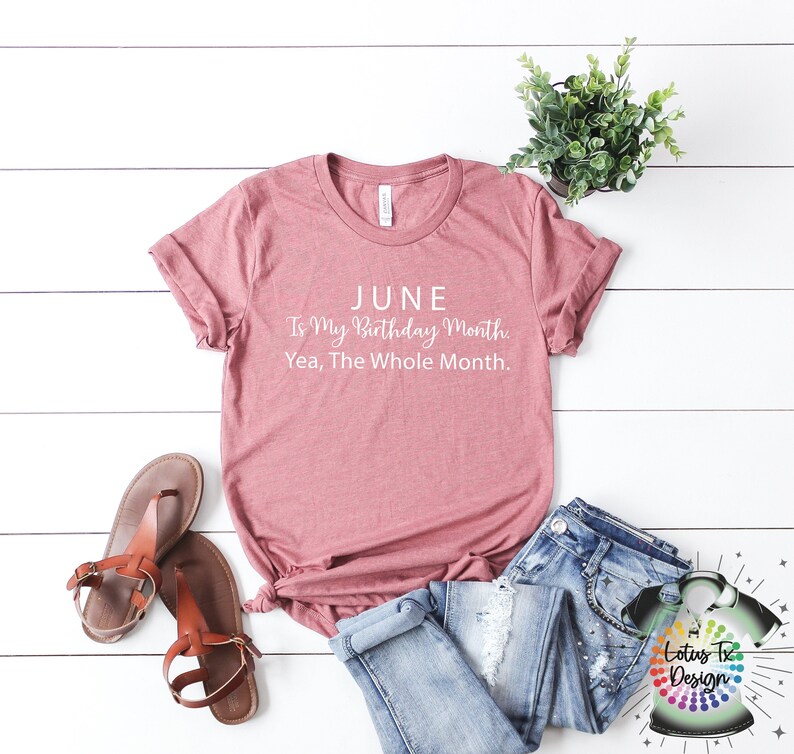 Puede incluir: Una camiseta de color rosa p&aacute;lido con el texto "JUNE Is My Birthday Month. Yea, The Whole Month." impreso en blanco.