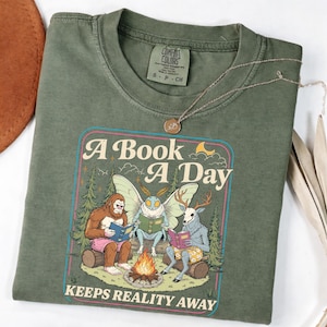 T-shirt Halloween « Club de lecture aux couleurs apaisantes », T-shirt « Club de lecture cryptide », T-shirt Bigfoot, Mothman et Jackalope, Cadeau pour les amoureux des livres