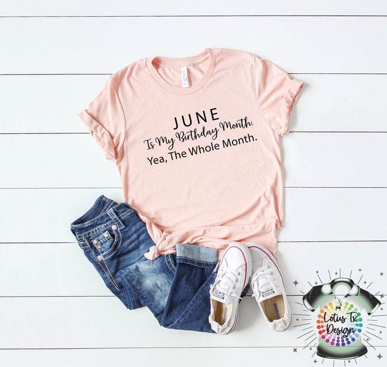 Puede incluir: Una camiseta rosa con el texto "JUNE Is My Birthday Month. Yea, The Whole Month." impreso en negro.