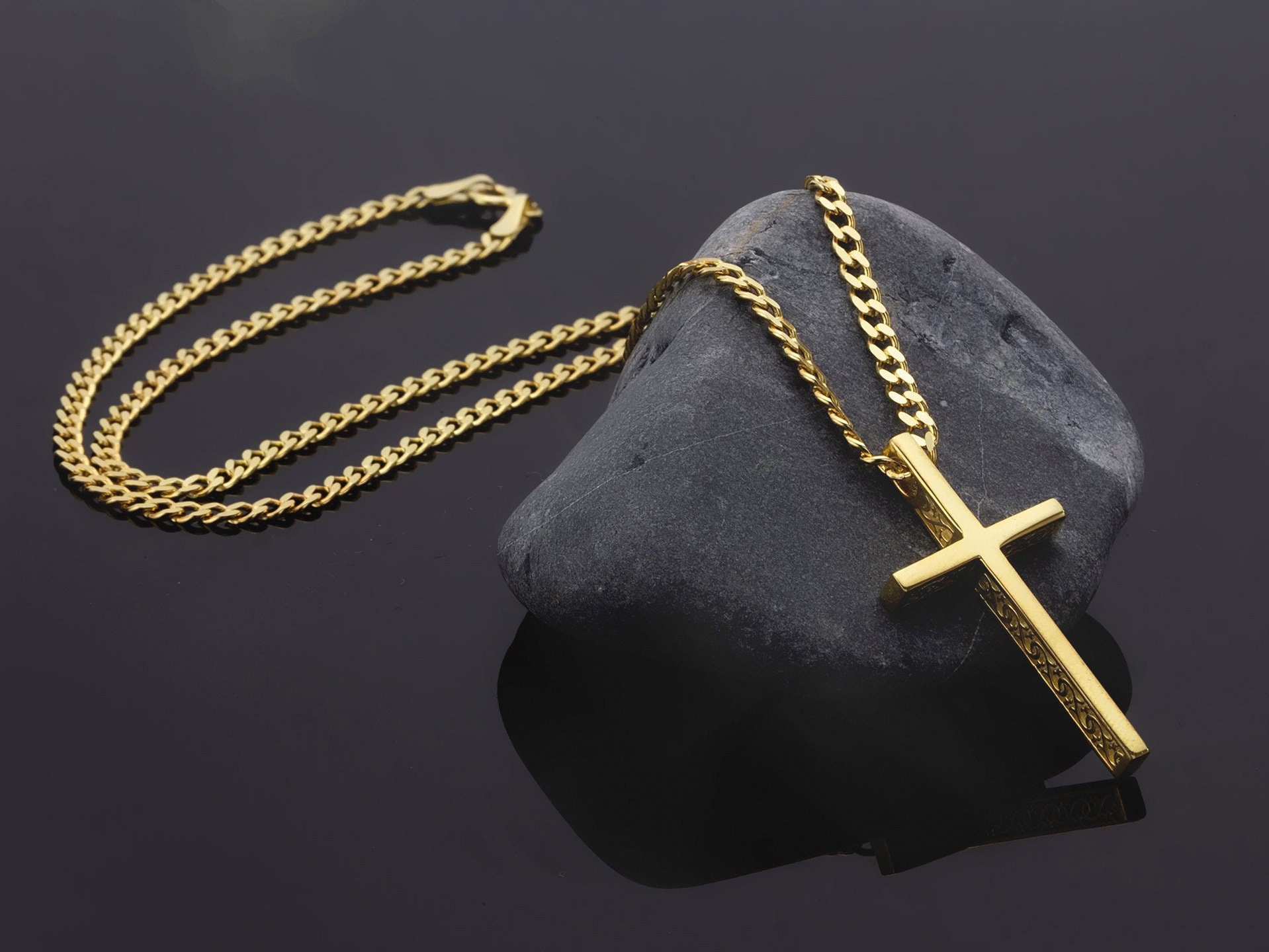 Mini Fede Studded Cross Charm in 18K Yellow Gold / Dolce Amore