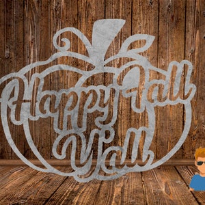 Könnte beinhalten: Ein weißer Metallausschnitt einer Kürbisform mit den Worten "Happy Fall Y'all" darin. Der Ausschnitt befindet sich auf einem Holzgrund.
