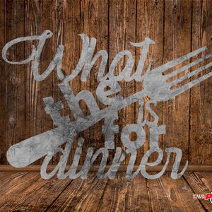 Puede incluir: Arte de pared de metal con un diseño de tenedor y cuchara. El texto "What the fork is for dinner" está escrito en una fuente estilizada.