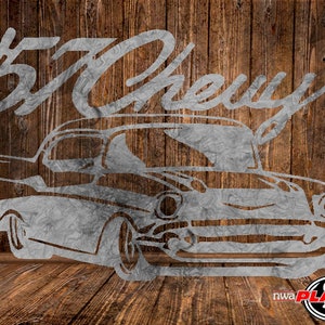 Pode incluir: Uma silhueta prateada de um carro Chevrolet de 1957 com o texto "57 Chevy" acima. A imagem está sobre um fundo de madeira.