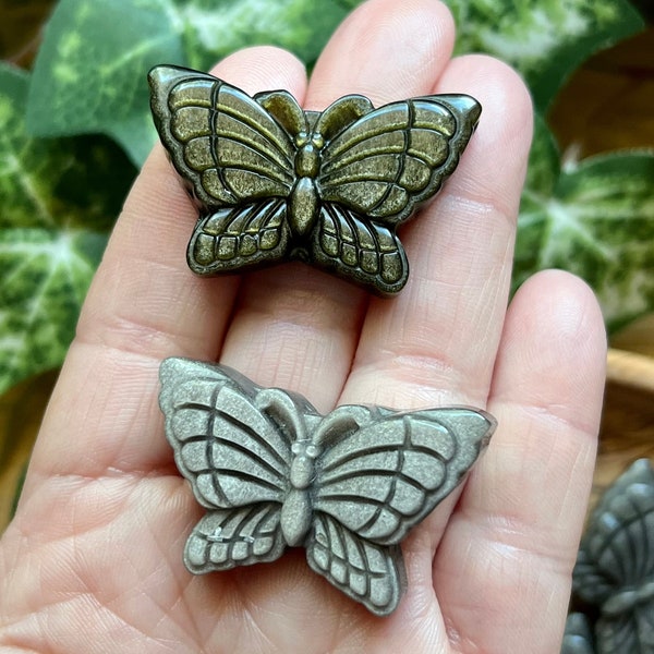 Mariposa de obsidiana con brillo dorado o plateado