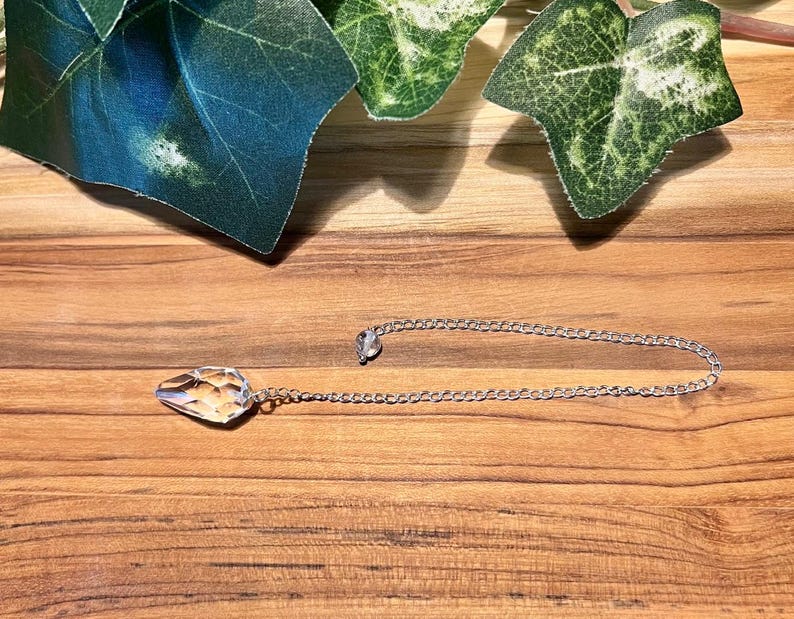 Clear Quartz Light Diffuser Pendulum (with minor fractures, inclusions or cloudiness) 画像 4