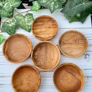 K&ouml;nnte beinhalten: Sechs kleine, runde Holzschalen aus Olivenholz. Die Schalen sind alle unterschiedlich gro&szlig; und haben eine nat&uuml;rliche Holzoptik.