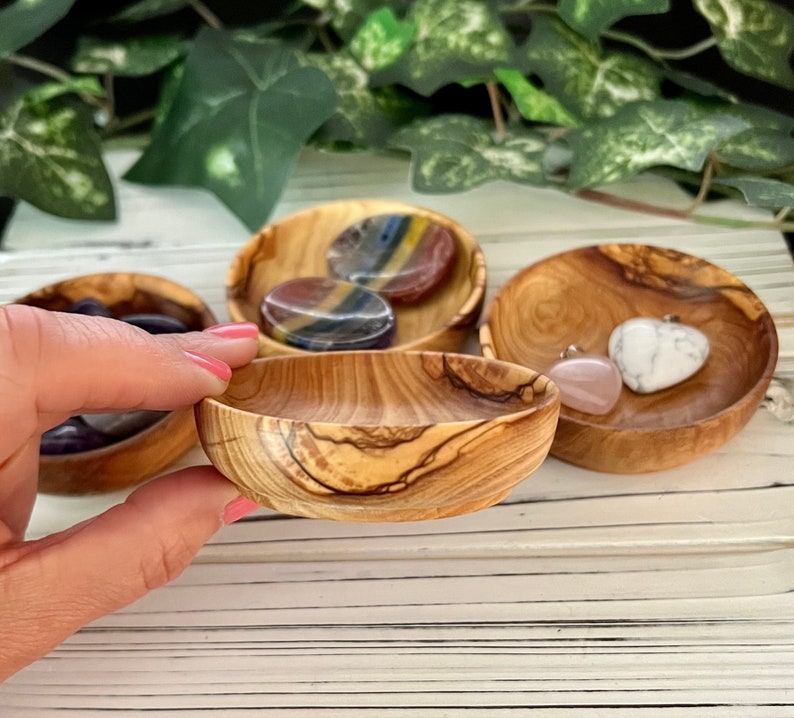 K&ouml;nnte beinhalten: Vier kleine Holzschalen mit nat&uuml;rlicher Holzmaserung. Die Schalen sind mit bunten Edelsteinen und Kristallen gef&uuml;llt. Die Schalen eignen sich perfekt zum Aufbewahren von Schmuck, Kleinigkeiten oder anderen kleinen Gegenst&auml;nden.