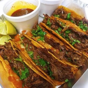 Authentieke Mexicaanse Birriapasta-marinadeconcentraatsaus voor je taco's quesa Birria en je Birria-bouillonconsomé, klaar voor gebruik