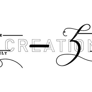 Op de afbeelding: Zwart-witte afbeelding van twee logo's. Het eerste logo is een gestileerde letter "A" met de tekst "The JM Creation Family" eronder. Het tweede logo is een gestileerde letter "J" met de tekst "The J Creation 808 Family" eronder.