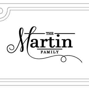 Op de afbeelding: Een zwart-witte illustratie van een cursief schrift met de tekst "The Martin Family" in een witte rechthoek met een zwarte omtrek.